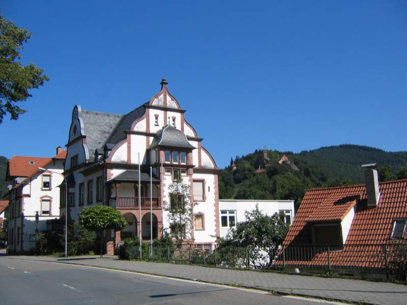 Ein schnes Haus in Hirschhorn mit der Burg im Hintergrund