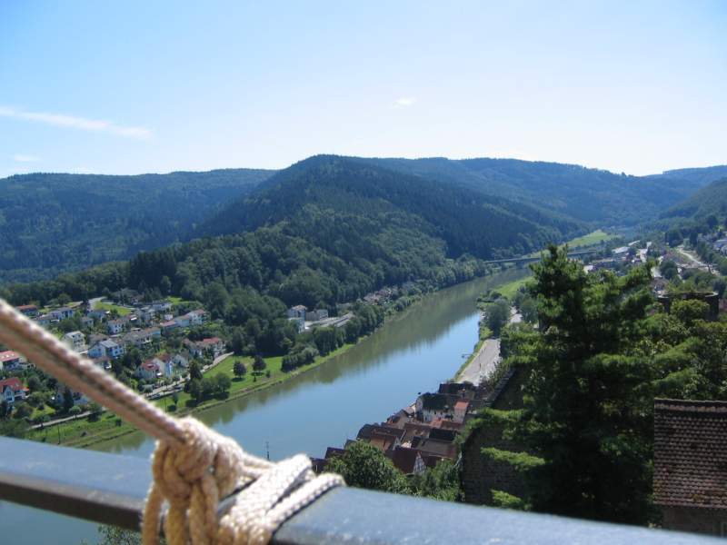 Blick von der Terasse des Burg-Restaurantes ins Neckartal 