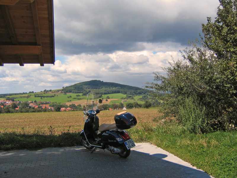 Werners Vespa GTS vor dem Katzenbuckel im Odenwald